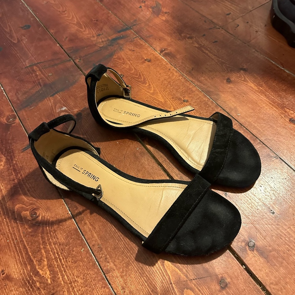 Flat suede sandals
